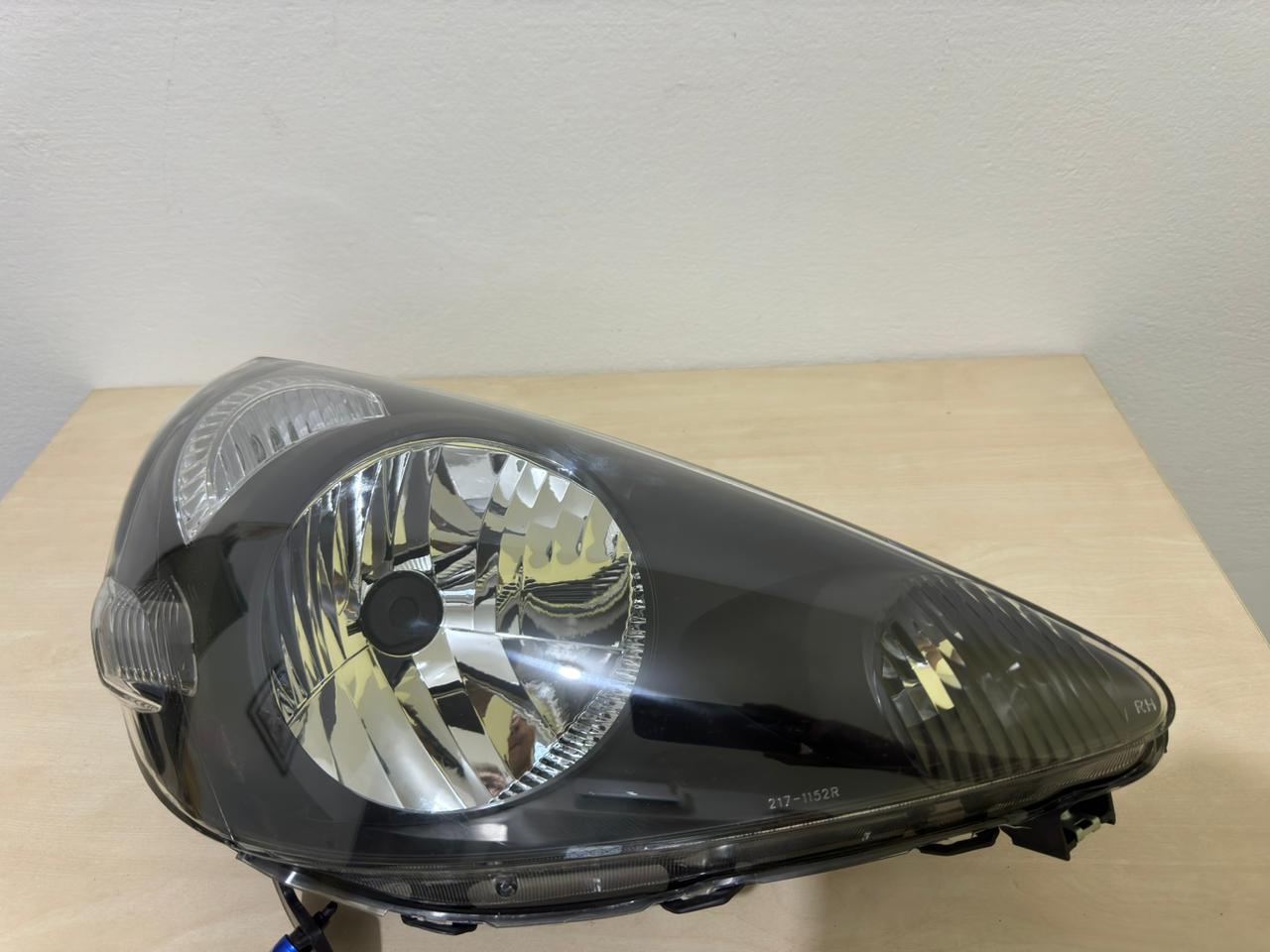 Farol Direito HONDA FIT 2004/2008 Mascara Negra 692849