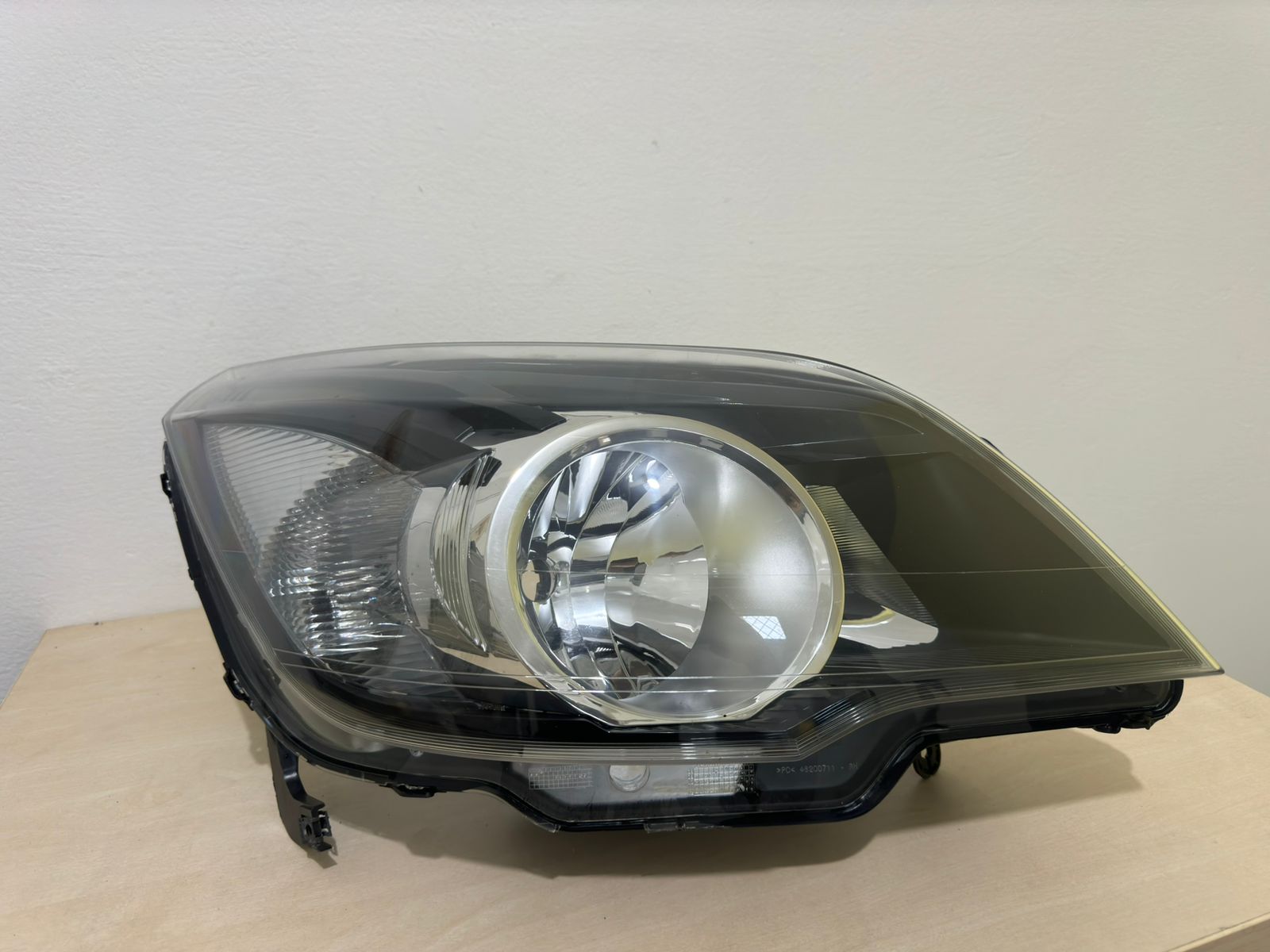 Farol Direito GM AGILE 2010/2013 (Máscara Negra e Canhão Cromado)