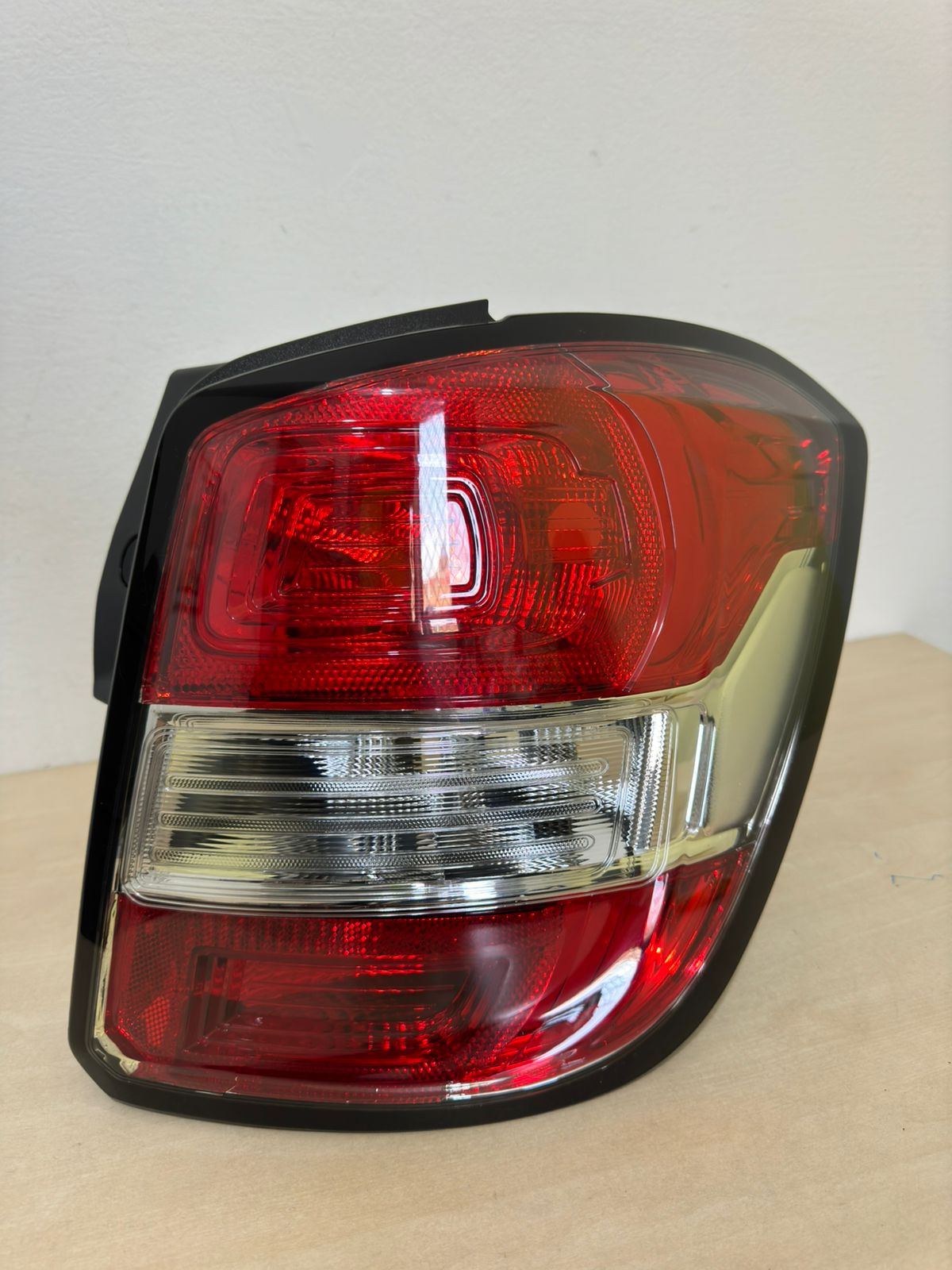 Lanterna Traseira Direita GM SPIN 2013/2018 Sem LED Vermelha Borda Preta