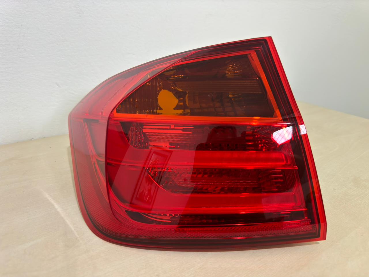 Lanterna Traseira Esquerda BMW 320IA (LATERAL) 63217312845